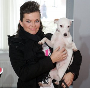MARTA JANDOVÁ A PARSON JACK RUSSELL TERIER KATZE MARTA JANDOVÁ A PARSON JACK RUSSELL TERIER KATZE